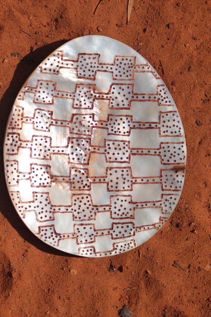 Image of an engraved pearlshell